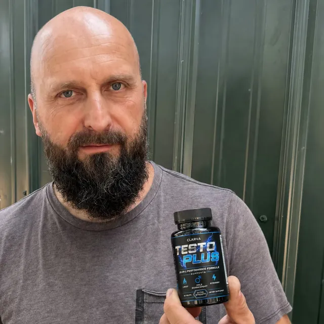 A person holding a CLARVA TESTO PLUS bottle